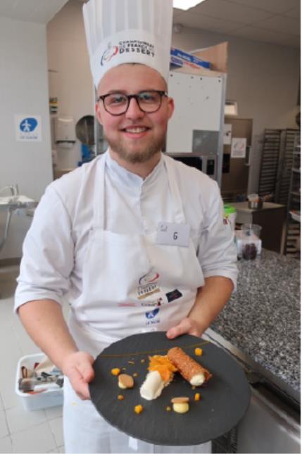 Catégorie « Juniors » Axel Lejeune avec son dessert Baie mango et son Jardin Japonais