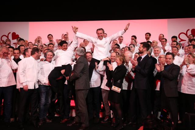 Mauro Colagreco et Laurent Petit célébrés par leurs pairs, salle Gaveau à Paris, lors de la cérémonie des étoiles Michelin.
