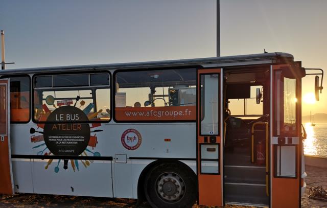 Un des bus-atelier d'AFC Groupe équipé en cuisine mobile