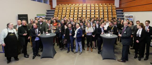 Mini salon des vins, avec une dizaine d'exposants, autour des enseignants, des anciens élèves, servis par les étudiants en mention sommellerie.