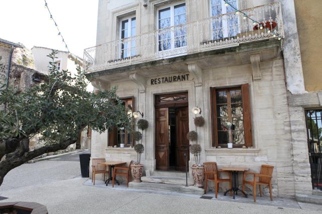 L'été, L'Oustalet offre une terrasse ombragée qui peut accueillir une trentaine de clients.