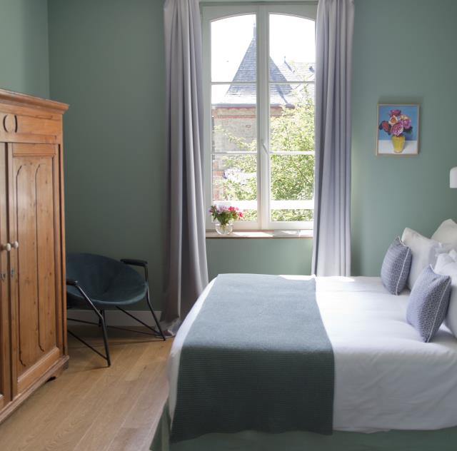 Douceur de la couleur sur les murs d'une chambre du Saint-Christophe, à La Baule.