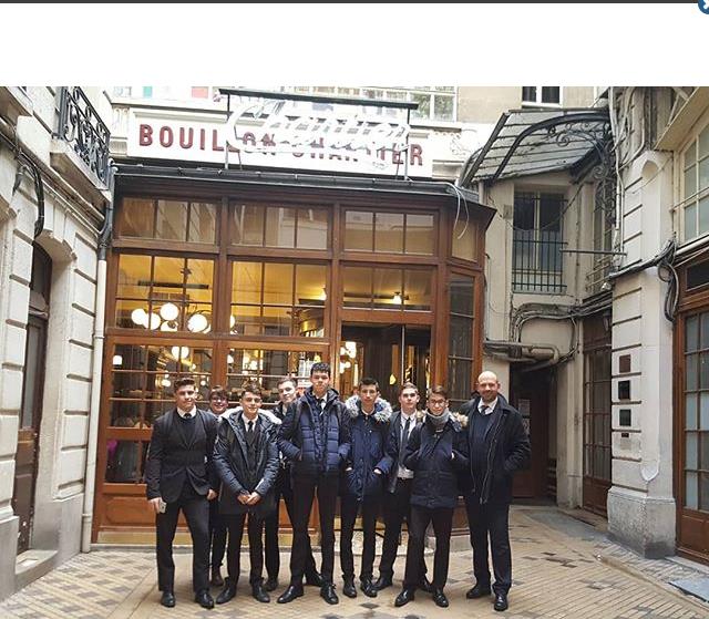 Les 1BP2E du lycée hôtelier de Canteleu devant chez Chartier