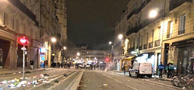 scène de guérilla urbaine, samedi soir dans le centre-ville de Bordeaux