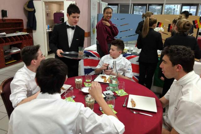 élèves en cuisine comme en salle décrivent leurs actions en langue étrangère