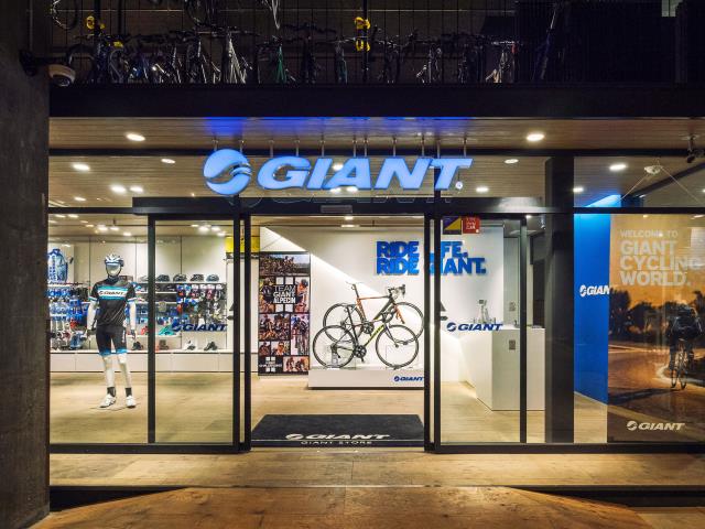 Le complexe abrite notamment une boutique Giant Bicycles (premier constructeur de vélos au monde).