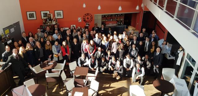 Recruteurs, professeurs et élèves dans le hall du lycée de Dugny pour le forum école-entreprises