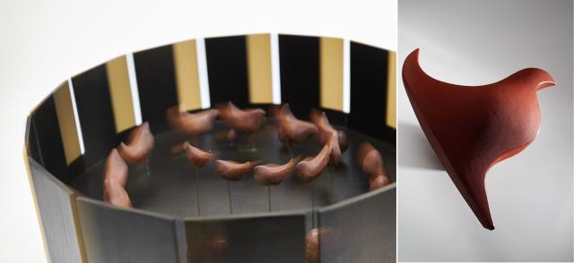 Les deux créations 'Qui de l'oeuf ou de la poule ?' de Baptiste Blanc, École Valrhona et Sarah Nicolle, École Boulle.