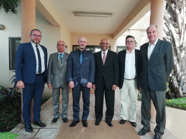 de gauche à droite : Patrick Renou, ERAEI du lycée de Dinard, Soufiane Khouja directeur de l'école Chiaka Sidibe, Romain Raoul proviseur du lycée de Dinard, Mossadeck Bally, PDG du groupe Azalaï Hotels, Pierre Monteagudo, hôtelier français accompagnant le