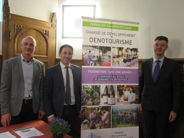 De gauche à droite : Arnaud Lemarchand, adjoint à la direction et chargé du lycée hôtelier, Jérémy Torresan, directeur général de l'Institut Robin et Philippe Guigal, parrain de la formation.