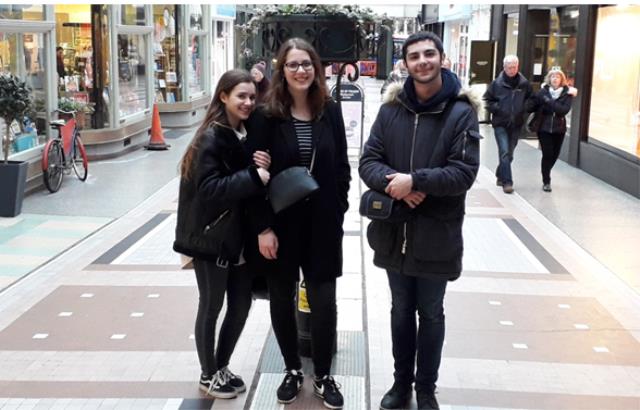 Elodie, Héloïse et  Maxime, les élèves de la section européenne STHR du lycée Valery Larbaud à Bournemouth