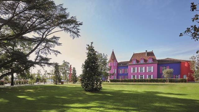 Le château abritant l'hôtel Le Stelsia a été peint aux couleurs de l'arc en ciel !