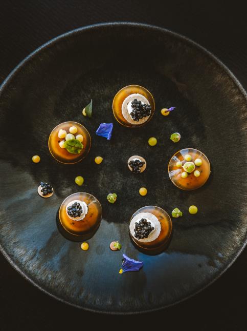 Cannelloni de tourteaux à la mangue, marmelade d'agrumes Caviar « sturia » et crème parfumée de kumbawa