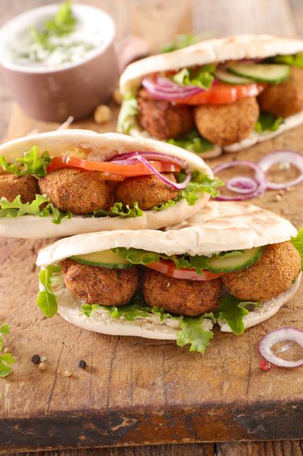 Servis dans un pain pita, les falafels remplacent la viande grillée.