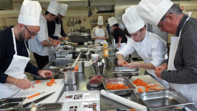 La brigade au travail pour réaliser un filet de boeuf