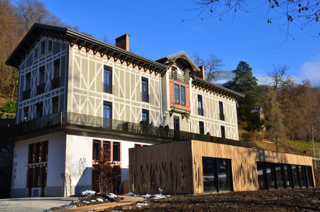 Totalement rénové, le Grand Chalet des Thermes abrite également cinq chambres d'hôte et une grande salle de réception.