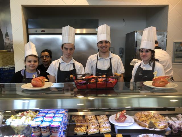 Les CAP APR du lycée Jehanne de France assurent le service d'une des cafétéria su SIRHA