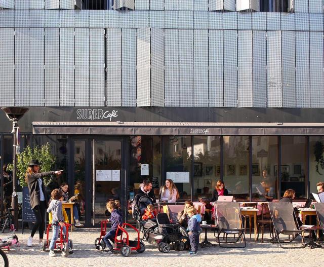 Le Super Café, à Paris (XXe) fait la part belle aux enfants tant sur la carte que dans la salle, avec un espace dédié aux jeux.