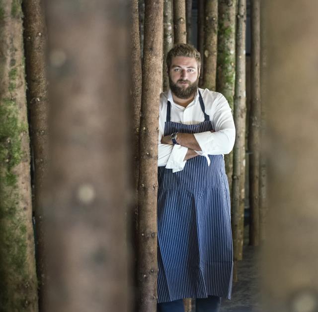 Clément Bouvier dans la fōret enchantée de son restaurant