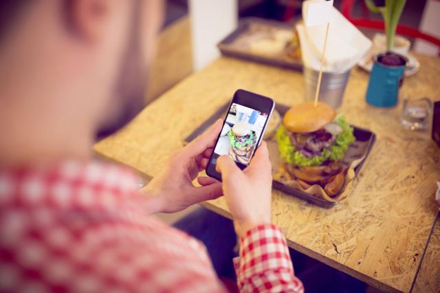 Pour le burger, le pain, la sauce et les frites faites maison sont les principaux critères d'appréciation.