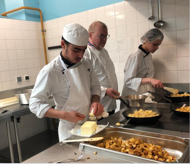 Les cuisiniers aux fourneaux sous le regard avisé de Bernard Leprince