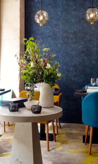 Côté déco, Oka mêle le bleu, le jaune et le vert : les couleurs du Brésil.