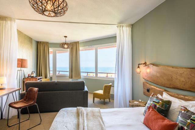 Une junior suite Pinède. La décoratrice a voulu des chambres cocons pour encore mieux savourer la vue sur mer.