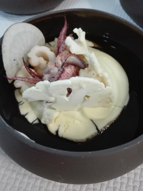 Monochrome calamars, purée de choux-fleurs, sauce encre de seiche