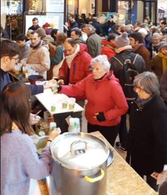 Six grosses marmites de soupe de légumes ' Moches mais bons '