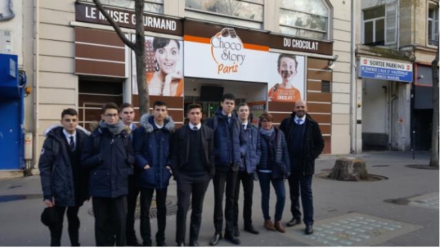 Les 1BP2E du lycée hôtelier de Canteleu devant le Musée du chocolat
