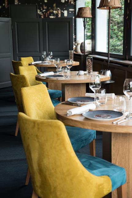 Angélique Taormina, maître d'hôtel de l'Ambroisie, a imaginé pour la salle panoramique du restaurant une décoration contemporaine en accord avec la cuisine créative du chef.