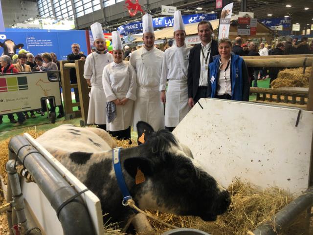 L'équipe du lycée Jesse de Forest a eu le privilège de pénétrer dans l'enclos de la mascotte imminence et d'y rencontrer l'éleveur gilles druet et son épouse