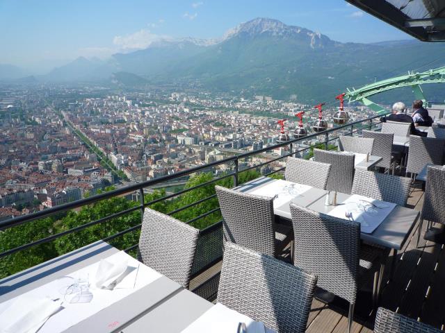 Le restaurant Le Téléférique à une capacité d'accueil unique à Grenoble avec 360 places (140 places assises à l'intérieur et 220 places sous la terrasse couverte).