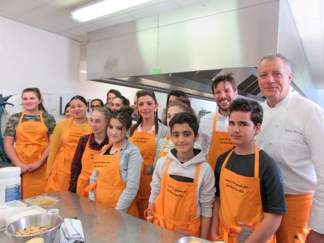 Les chefs Patrick Henriroux (à droite) et Grégory Cuilleron (à sa gauche) et aux côtés des 12 enfants