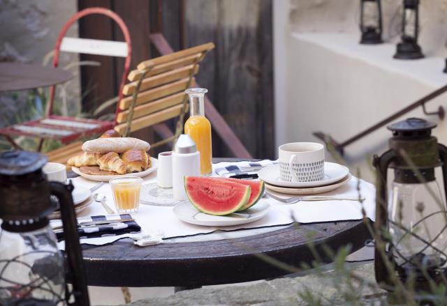 Mélange des styles jusque dans le patio méditerranéen