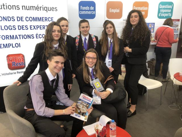 Les STHR du lycée Kyoto au SIRHA sur le stand de leur journal