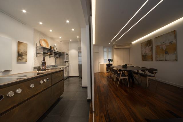 Dojo, espace de réception, composé d'une partie cuisine et d'un coin salon