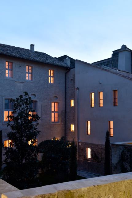 L'hôtel de l'Arlatan, à la façade séculaire, sert d'écrin à une rénovation atypique signée Jorge Pardo