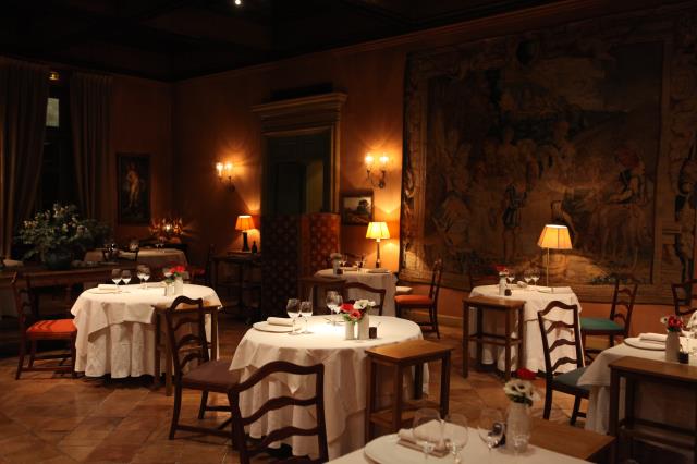 Dans la salle de restaurant, mobilier et décoration entretiennent l'image d'un lieu d'exception.