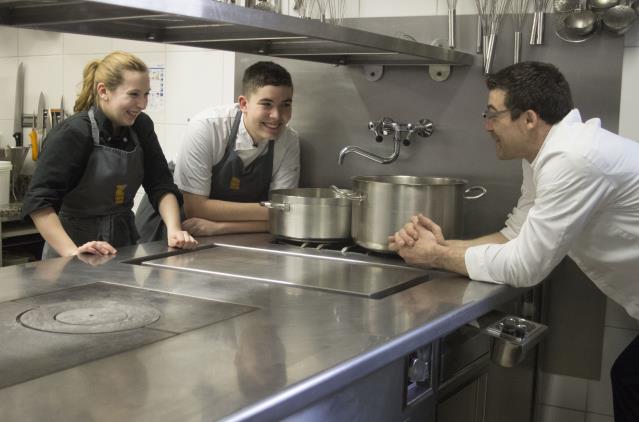 « Je suis là pour les accompagner dans leur progression. » Matthieu Omont avec ses deux apprentis : Laëtitia (MAF) et Killian.