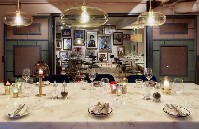 L'enseigne prône un luxe décontracté. Ici, les grandes tables du restaurant Neni.