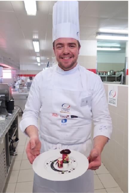 Hubert Bastide avec son dessert « L'Aubrac de mon Enfance »