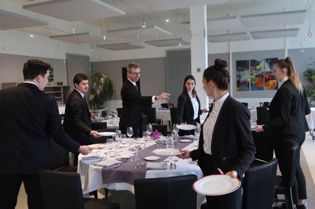 Dans le restaurant d'application du lycée avec des élèves. 'Il faut donner confiance à l'autre, et donner leur chance aux jeunes' dit l'enseignant.