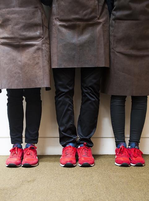 En 2016, le chef Juan Arbelaez avait imposé jeans, baskets et tablier de cuir au restaurant du Marignan, à Paris.