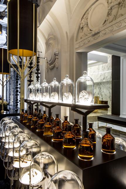 Sensation garantie au 'fragrance bar' de La Clef Champs-Elysées, à Paris (VIIIe).