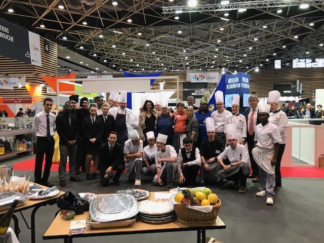 lycéens, apprentis des sections cuisines et services sur le stand hôtellerie restauration