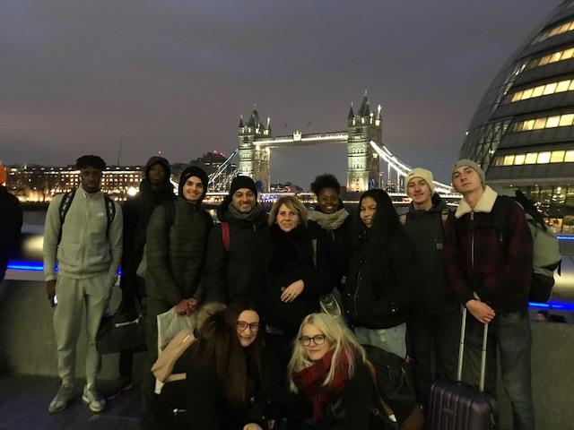 Les bac pro section européenne Hôtellerie-Restauration devant le London Bridge