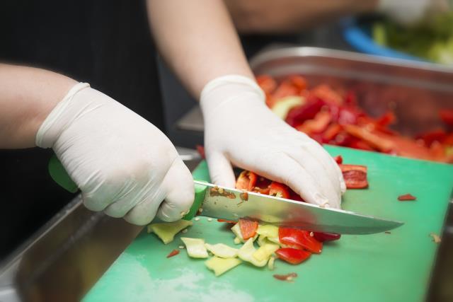 Une planche à découper qui a servi à couper de la viande crue, mal lavée puis utilisée pour trancher une terrine prête à servir entraîne un risque très important de contaminations.