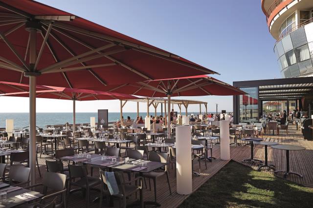 La nouvelle pergola permet de profiter de la vue toute l'année, et ouvre sur une immense terrasse.