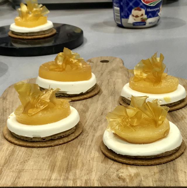 2 - Nina Métayer et Pascal Barbot ont réalisé une Douceur crémeuse de poire rôtie au caramel.